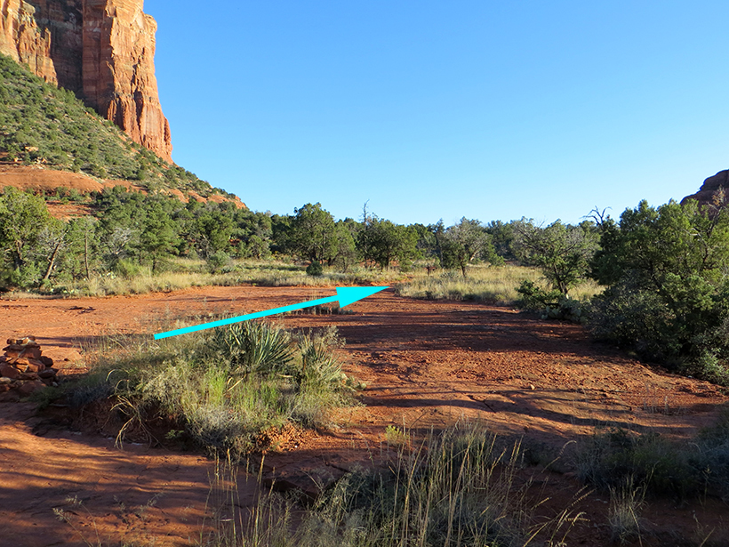 Northern junction with Courthouse Butte Loop.  The blue arrow shows the southern continuation of Bell Rock Pathway